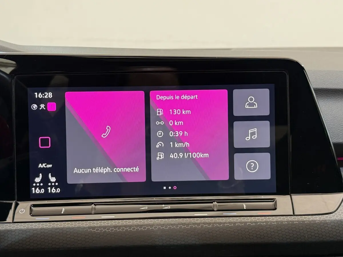 Écran tactile central de la Volkswagen Golf GTI Clubsport 2022 affichant les données de conduite et la connectivité.