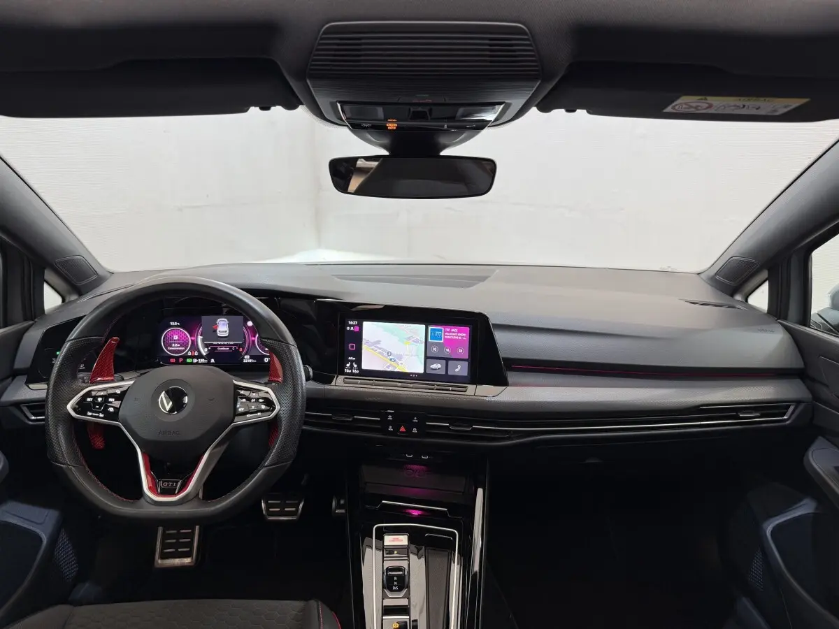 Vue intérieure avant du tableau de bord noir et volant GTI rouge et noir de la Volkswagen Golf 2.0 TSI 300 DSG7 2022.