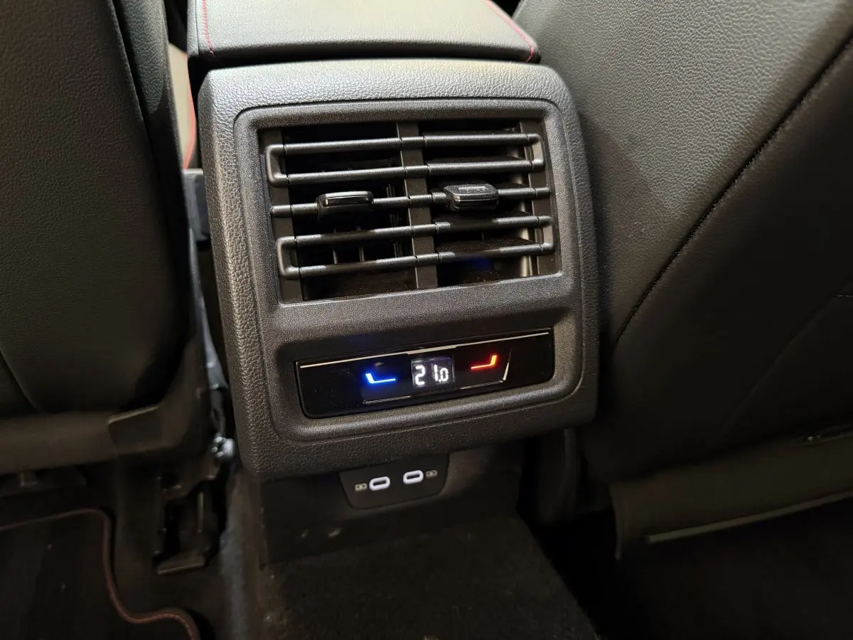 Détail de la ventilation arrière avec réglage numérique à 21°C et ports USB-C dans l’habitacle noir du Volkswagen Golf GTI ClubSport.