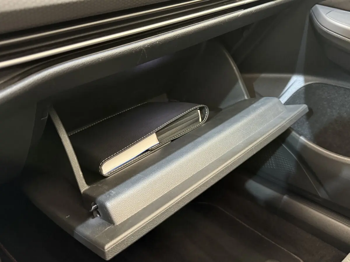 Gant de boîte à gants ouvert côté passager dans l’habitacle gris foncé d’une Volkswagen Golf GTI Clubsport 2022.