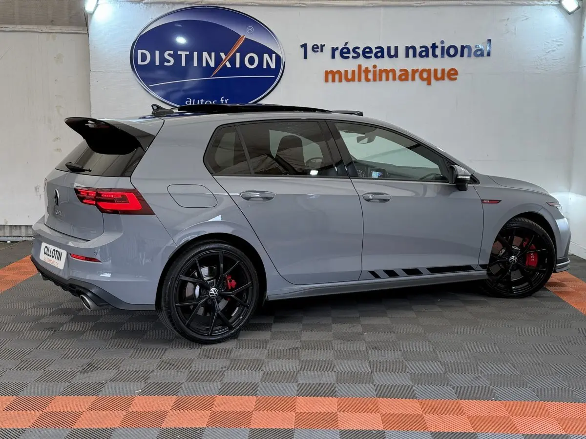 Vue de profil droit d'une Volkswagen Golf GTI Clubsport 2.0 TSI gris foncé avec jantes noires et étriers rouges.
