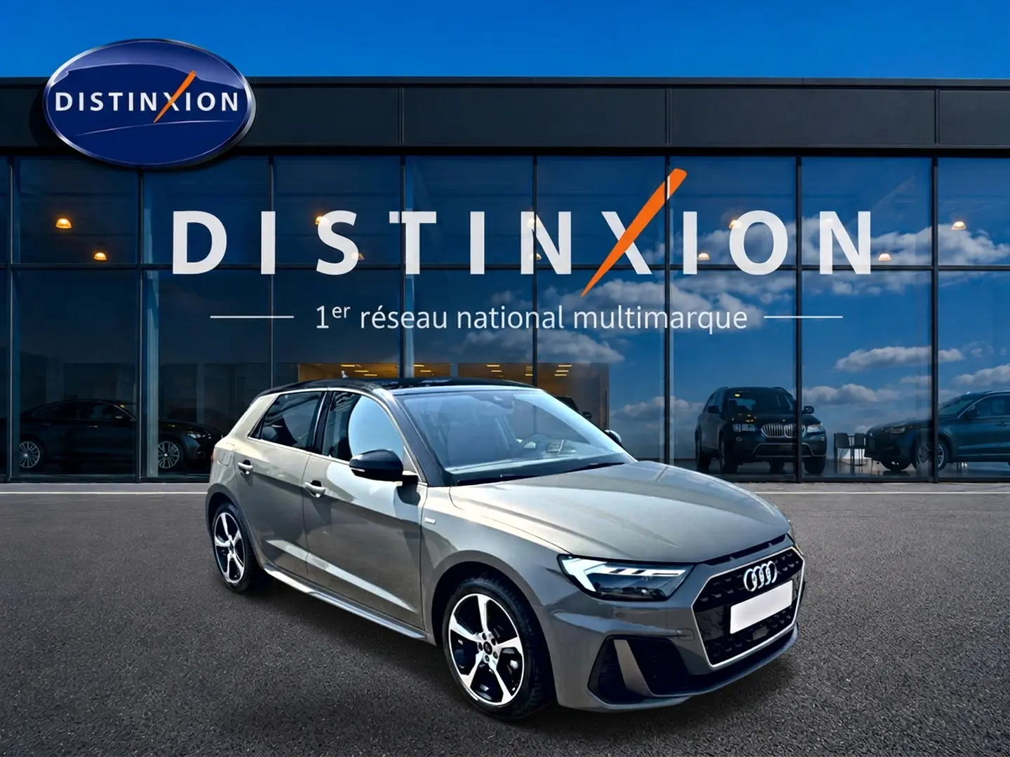 Audi A1 Sportback 30 TFSI S line 2026 gris chronos vue 3/4 avant avec toit noir et jantes alu distinctives.