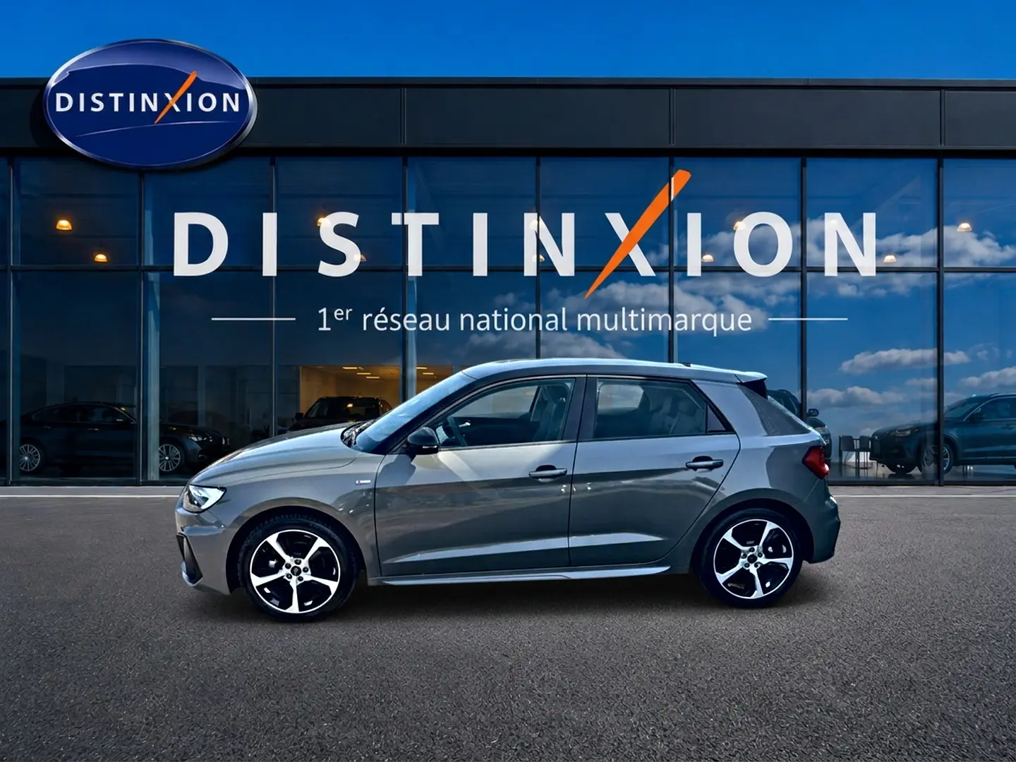 Audi A1 Sportback gris chronos vue de profil côté gauche, avec jantes alliage et toit noir contrasté.