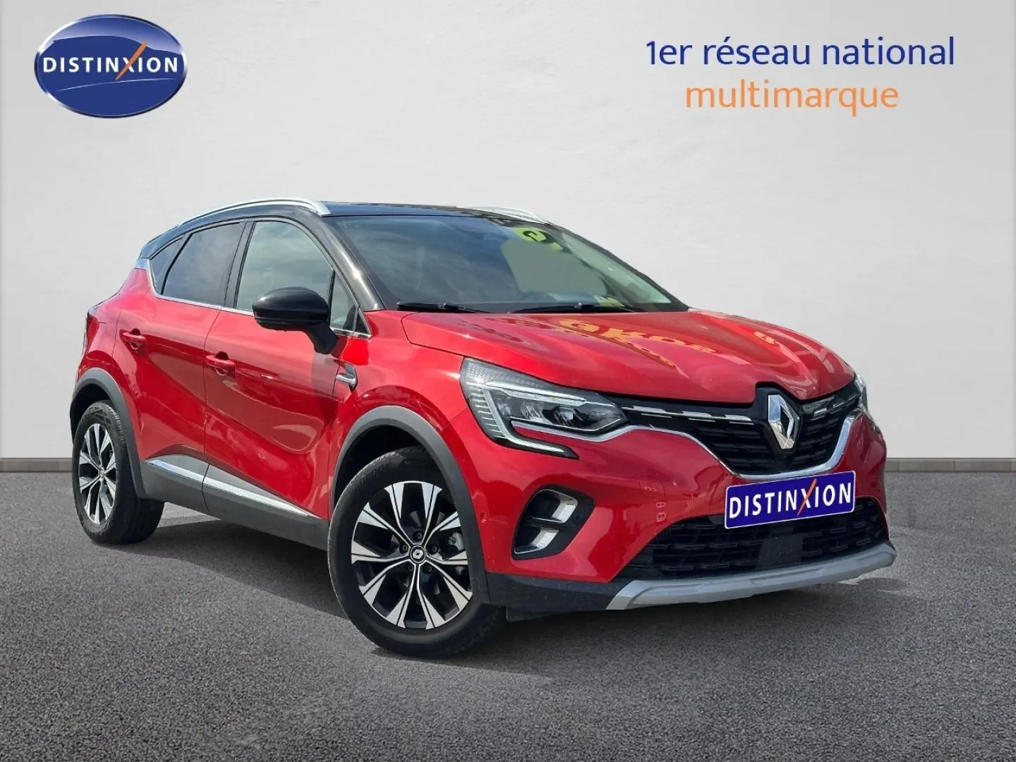 Renault Captur Rouge Flamme nacré en 3/4 avant droit, avec jantes alu et toit noir contrasté.