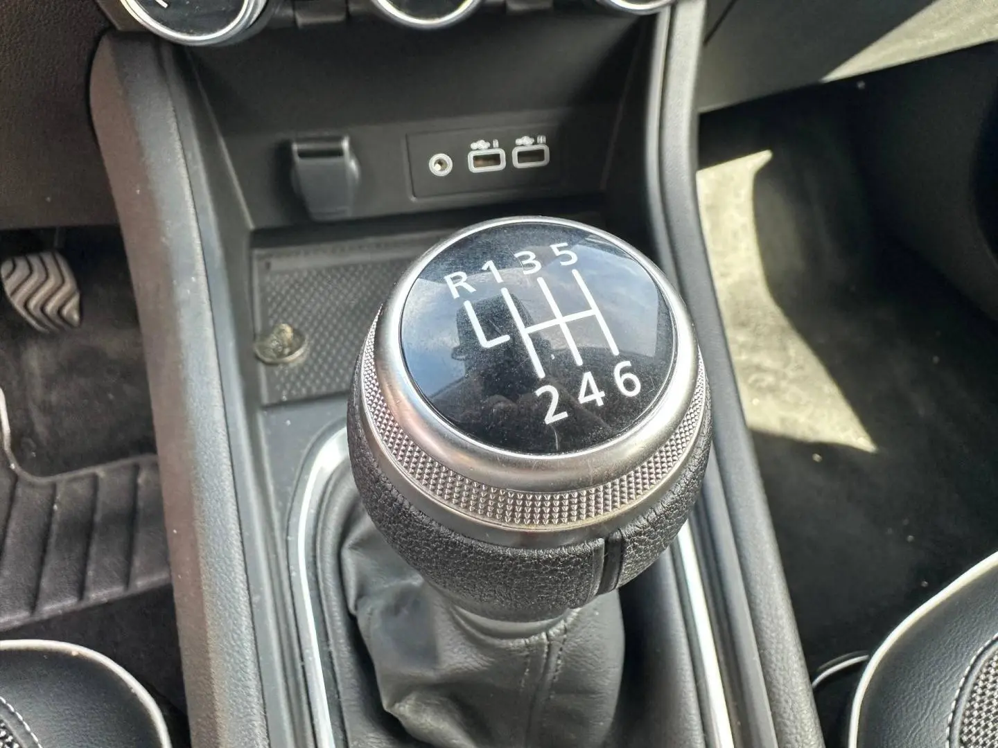 Gros plan sur le pommeau de levier de vitesse manuel noir dans l'habitacle du Renault Captur 2024.