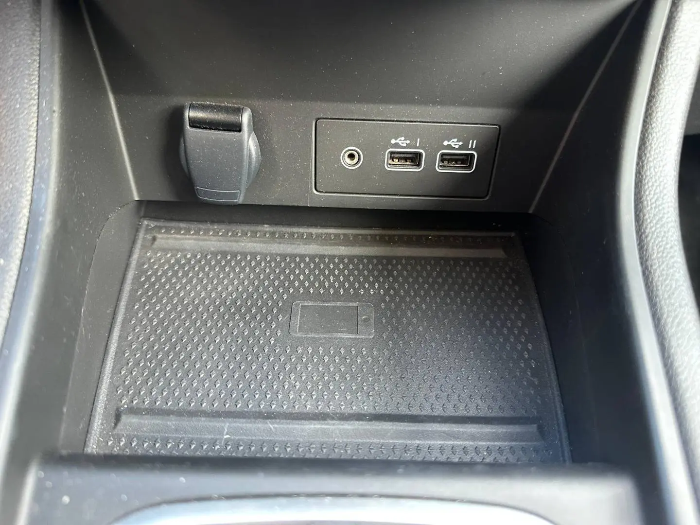 Gros plan sur la console centrale noire du Renault Captur 2024 avec ports USB et prise jack visibles.