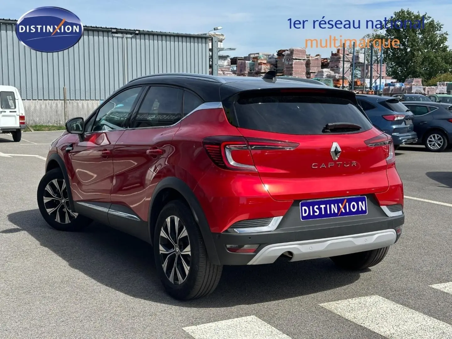 Vue 3/4 arrière droite du Renault Captur 2024 Rouge Flamme nacré avec toit noir et jantes alu noires.