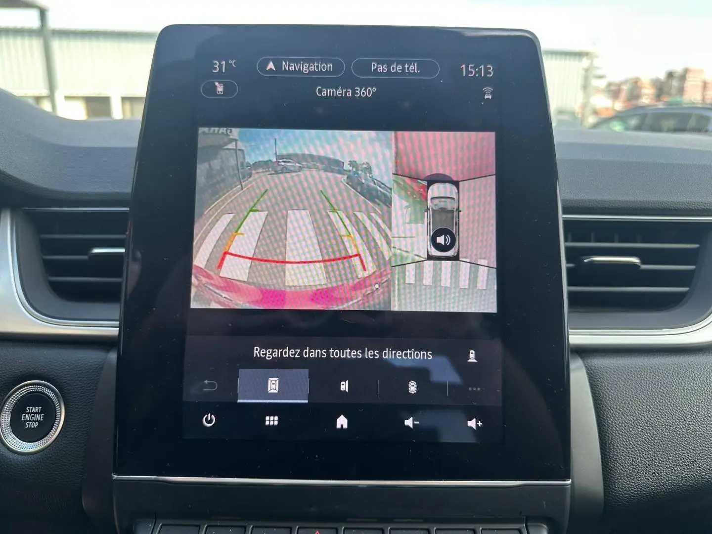 Écran tactile central du Renault Captur 2024 montrant la caméra 360° avec vue arrière et plan large du véhicule.