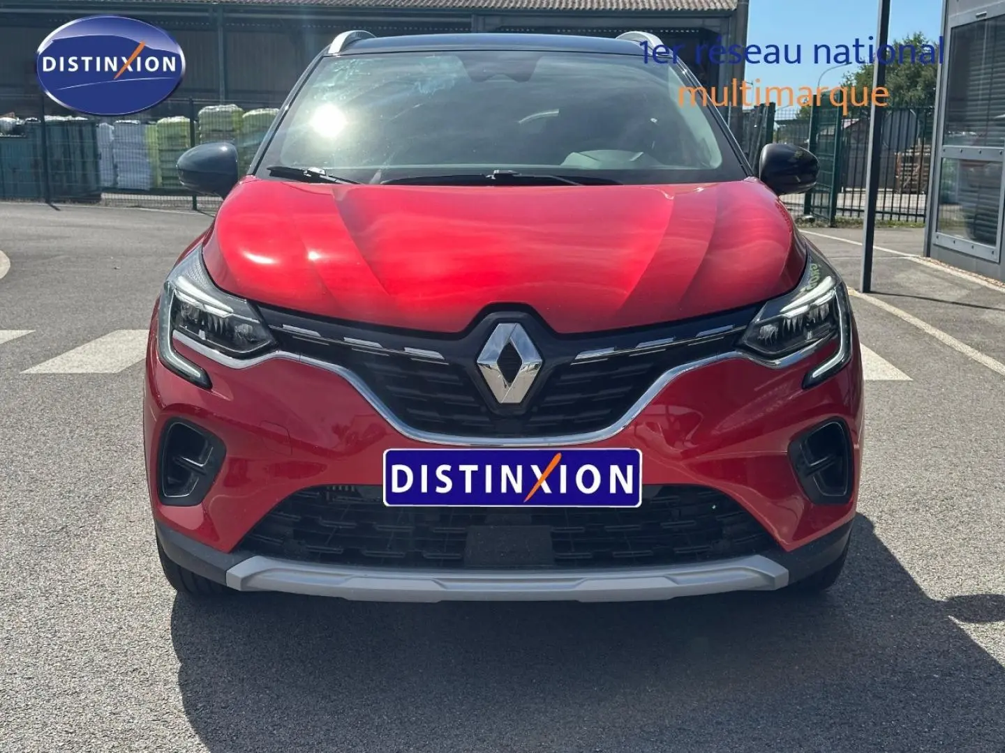 Vue de face d'un Renault Captur 2024 Rouge Flamme nacré avec calandre noire et détails chromés visibles.