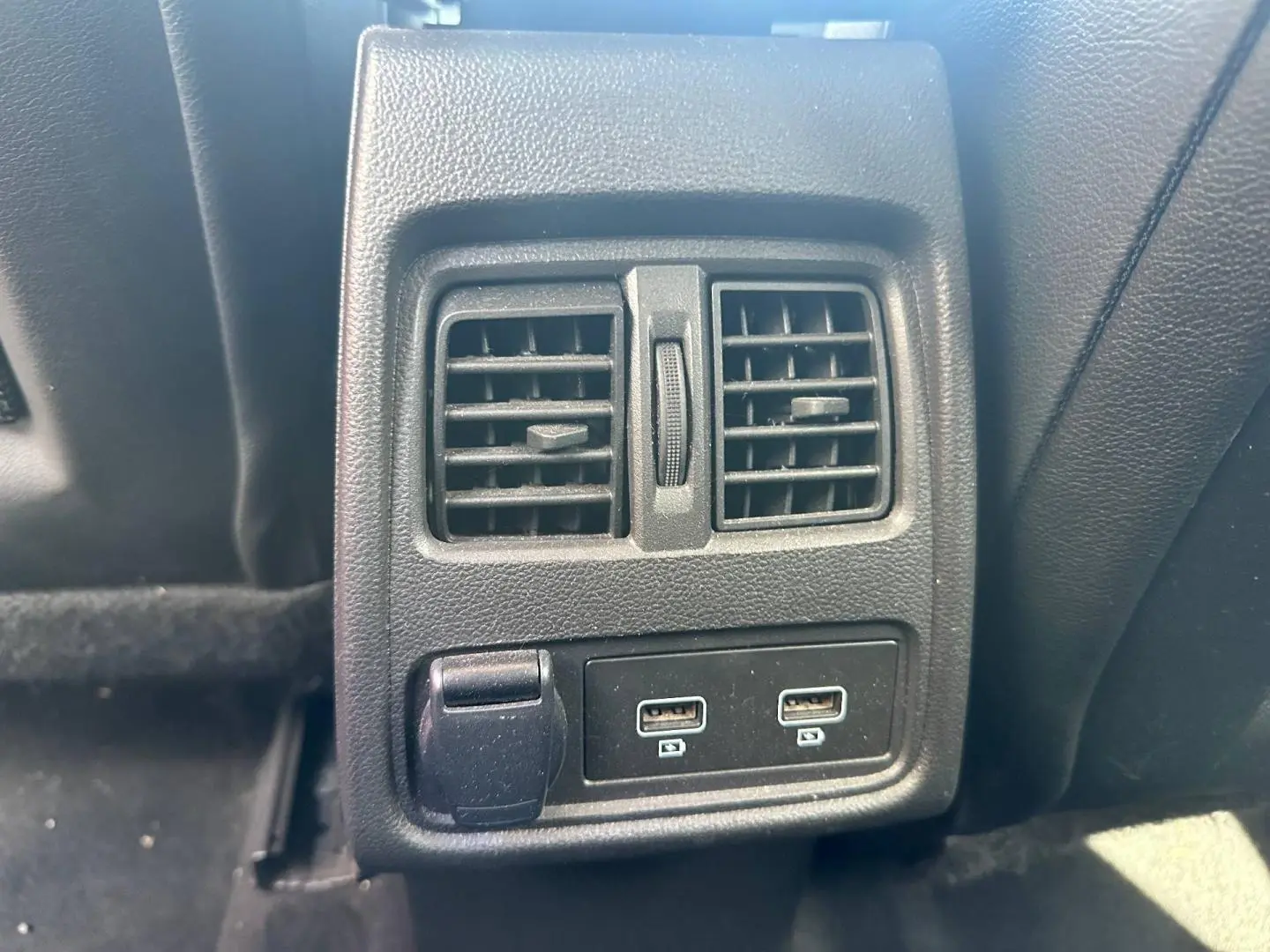 Gros plan sur la console arrière noire avec deux bouches d’aération et deux ports USB du Renault Captur 2024.