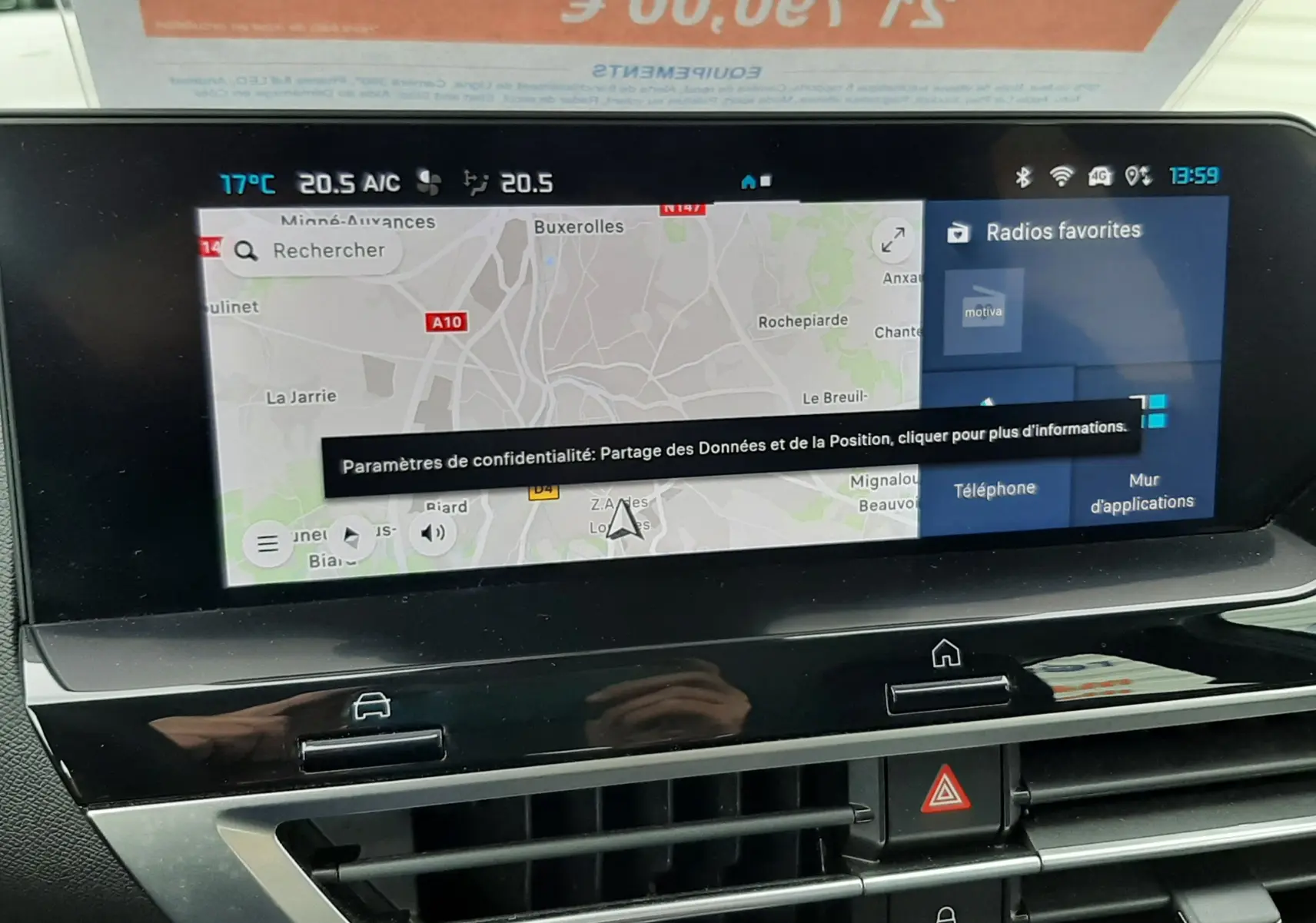 Écran tactile central de la Citroën C4 Hybrid 136 e-DSC6 Plus gris acier, affichant la navigation et les options multimédia.