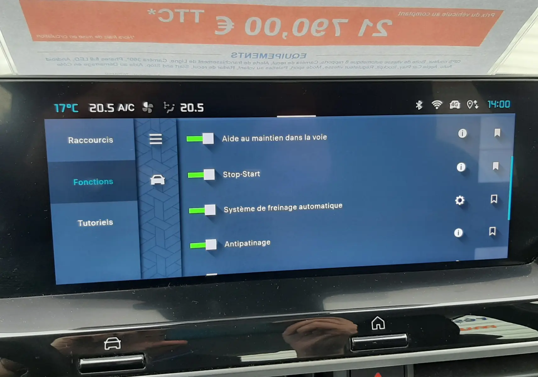 Écran tactile central de la Citroën C4 Hybrid 136 e-DSC6 Plus 2024 montrant les réglages d’aides à la conduite.