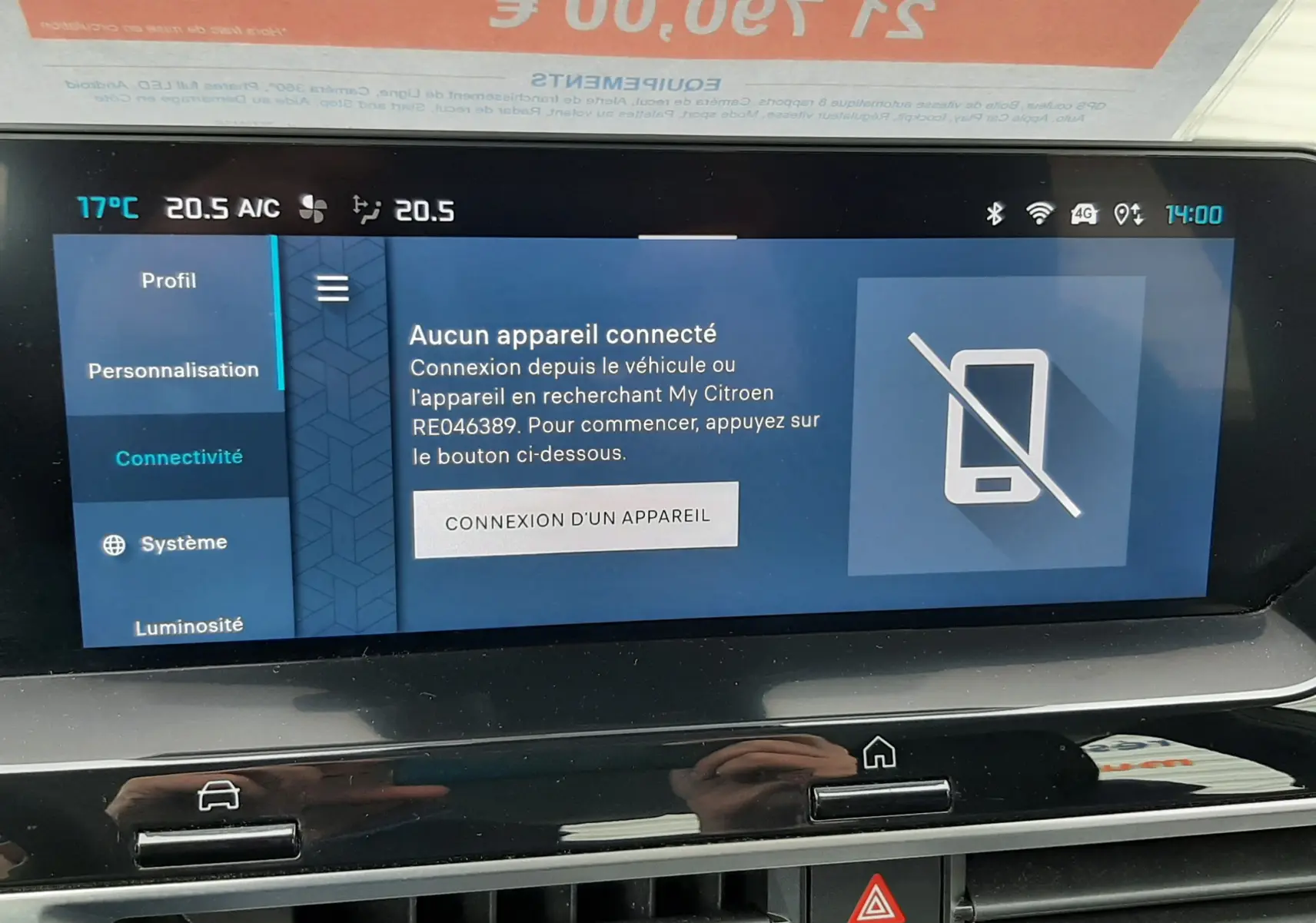 Écran tactile central de la Citroën C4 Hybrid 136 e-DSC6 Plus 2024, affichant le menu connectivité, intérieur noir.