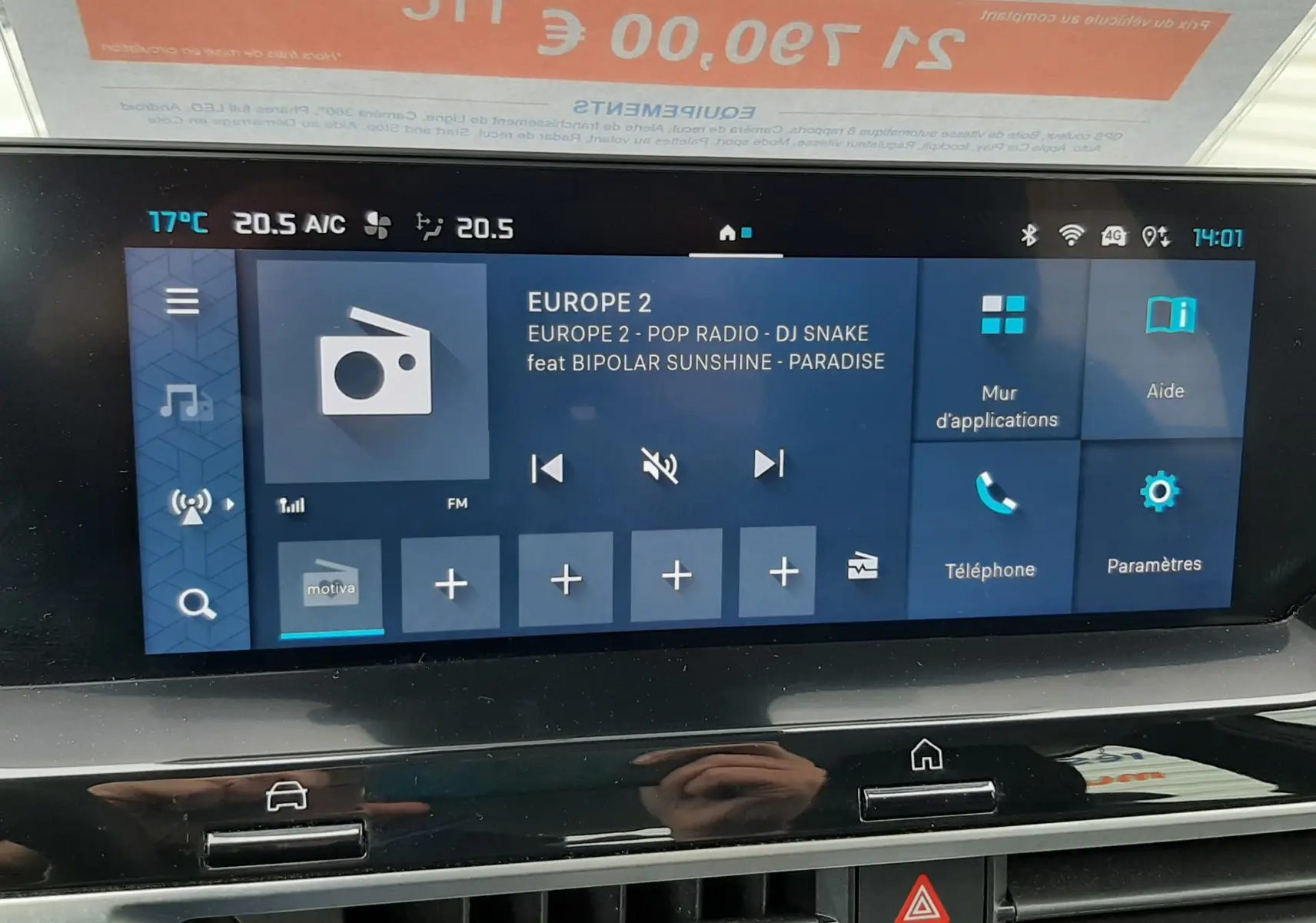 Écran tactile central de la Citroën C4 Hybrid 136 e-DSC6 Plus 2024 affichant la radio Europe 2, avec commandes climatisation visibles.
