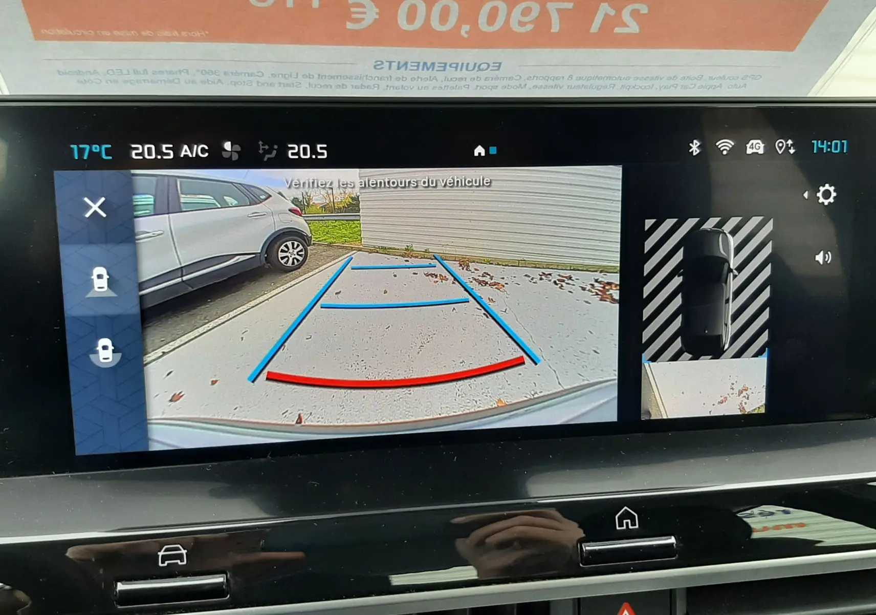 Écran de caméra de recul du Citroën C4 gris acier 2024 avec affichage des lignes de guidage et vue 360° intérieure.