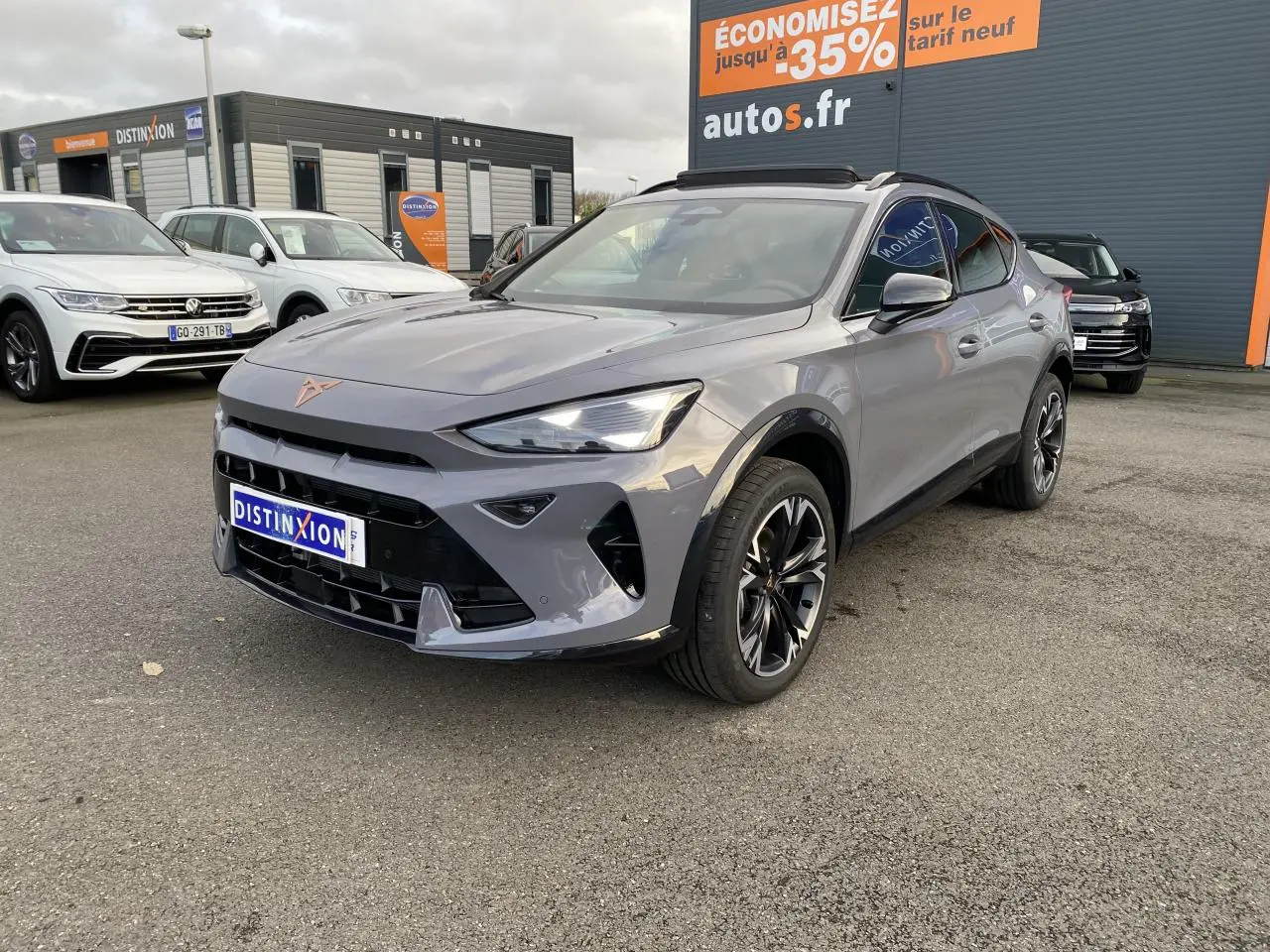 SUV CUPRA Formentor gris Graphène vu en 3/4 avant droit avec jantes noires et calandre marquée