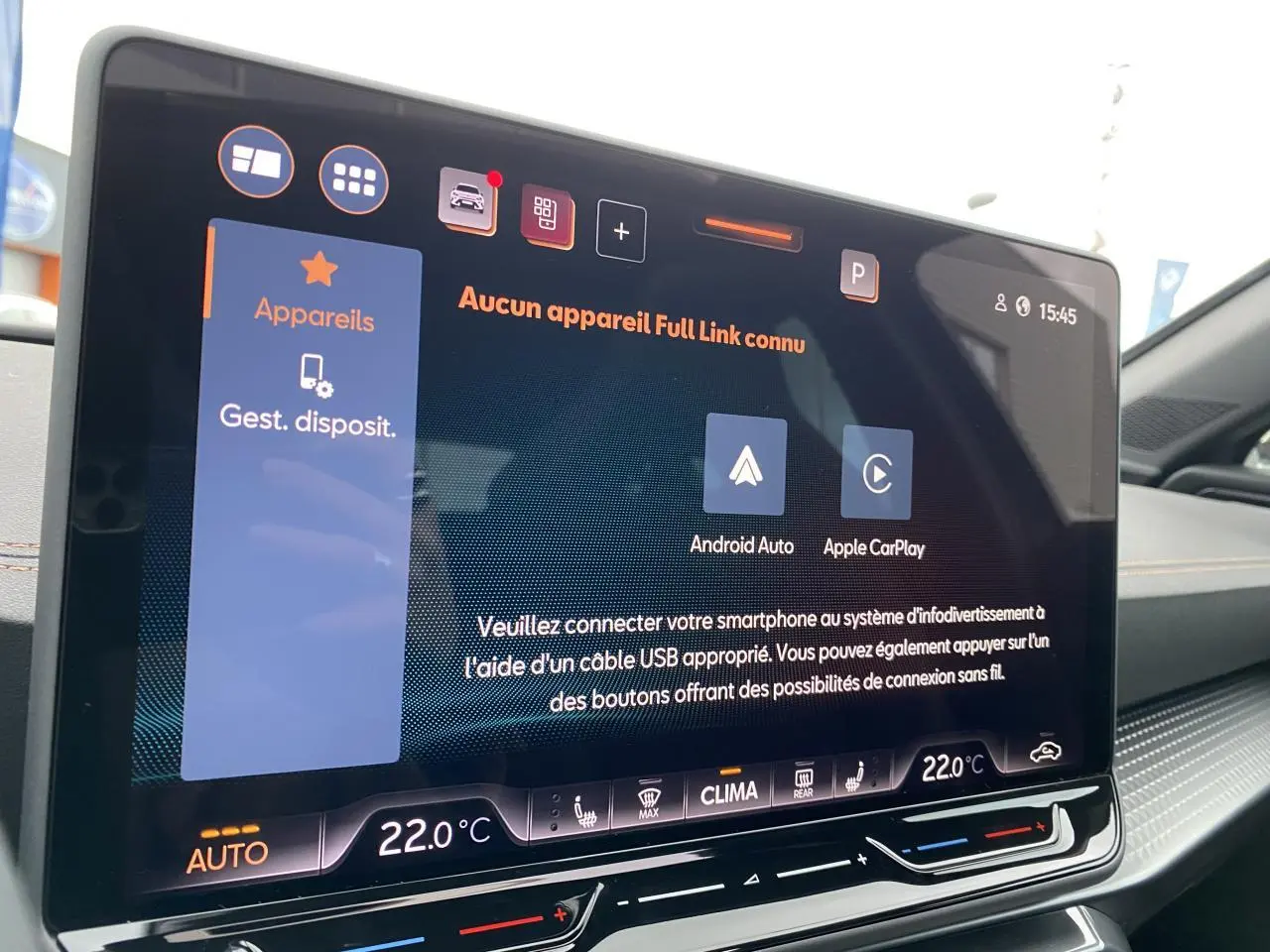 Écran tactile central du tableau de bord du CUPRA Formentor 2025 affichant la connexion Full Link Android Auto et Apple CarPlay.