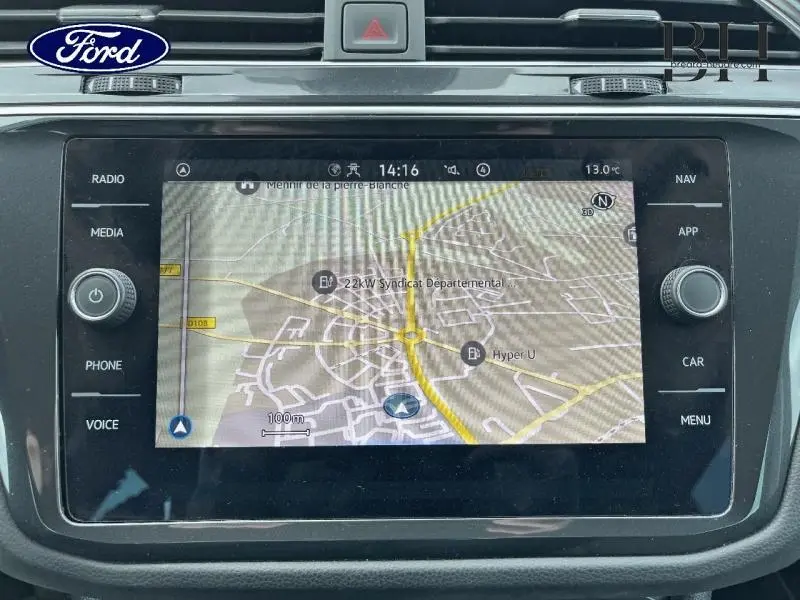 Écran tactile central du Volkswagen Tiguan 1.4 eHybrid 2022 affichant la navigation GPS en intérieur noir.