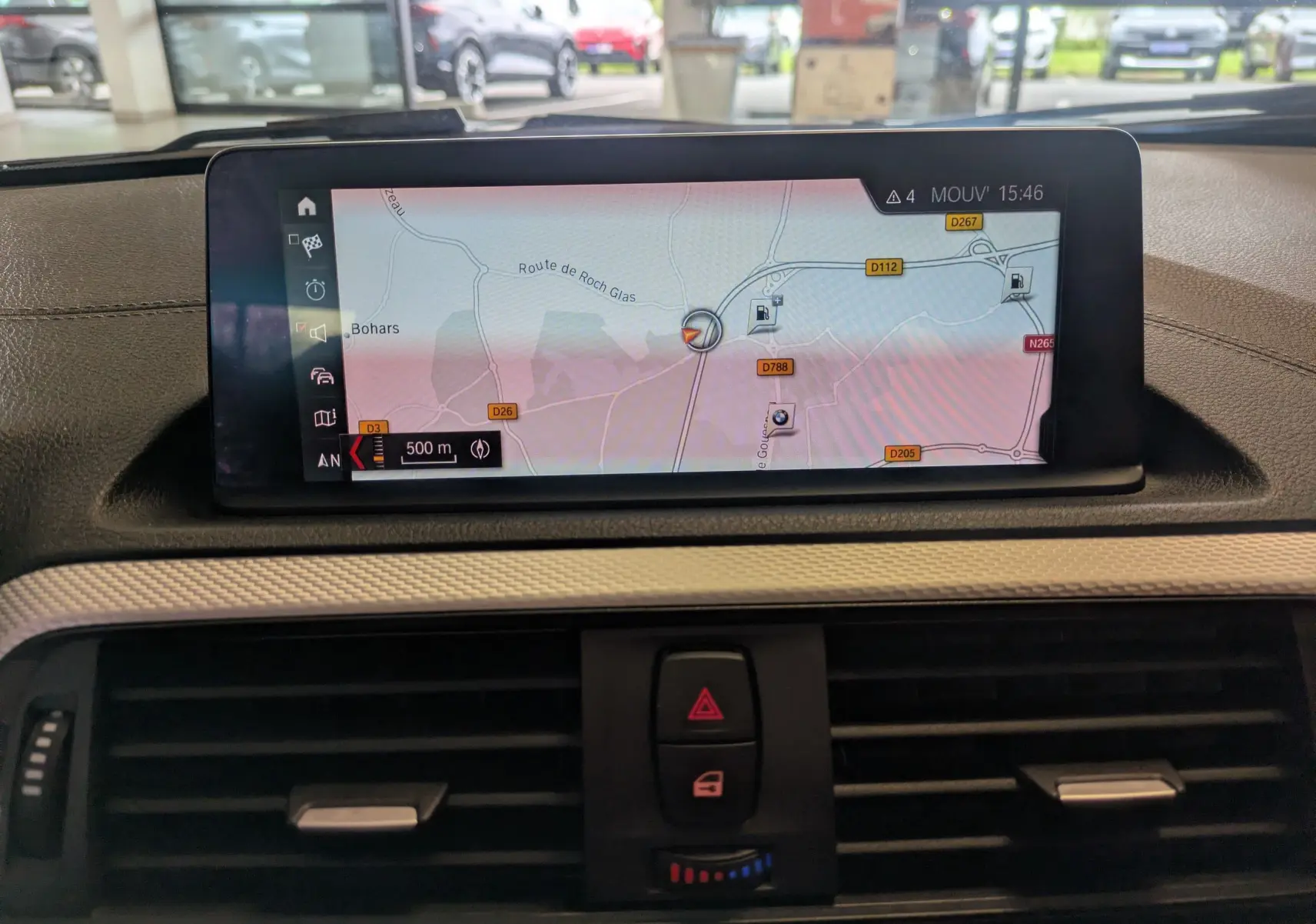 Vue intérieure centrée sur l'écran de navigation du tableau de bord d'une BMW Série 2 Cabriolet 218d noire.