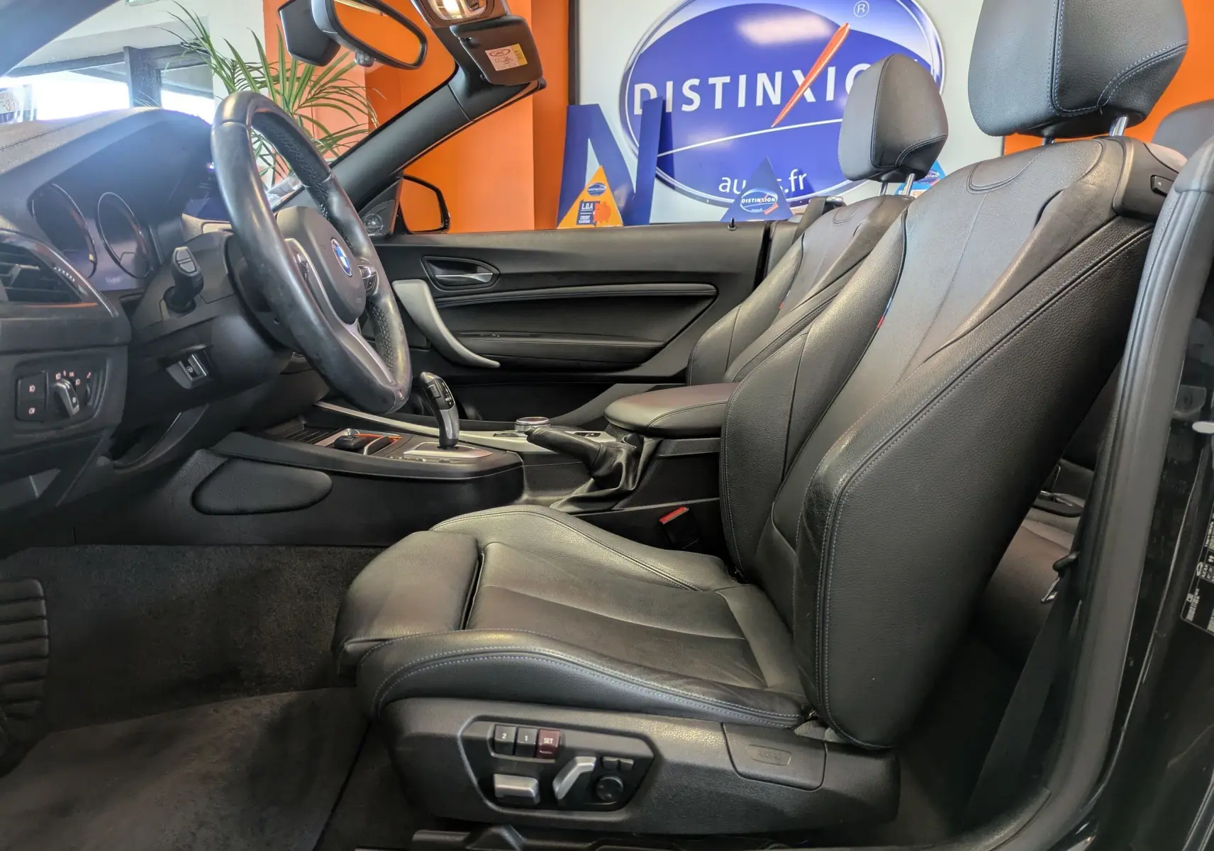 Intérieur noir cuir de BMW Série 2 Cabriolet 218d 2020, vue côté conducteur montrant sièges et tableau de bord.