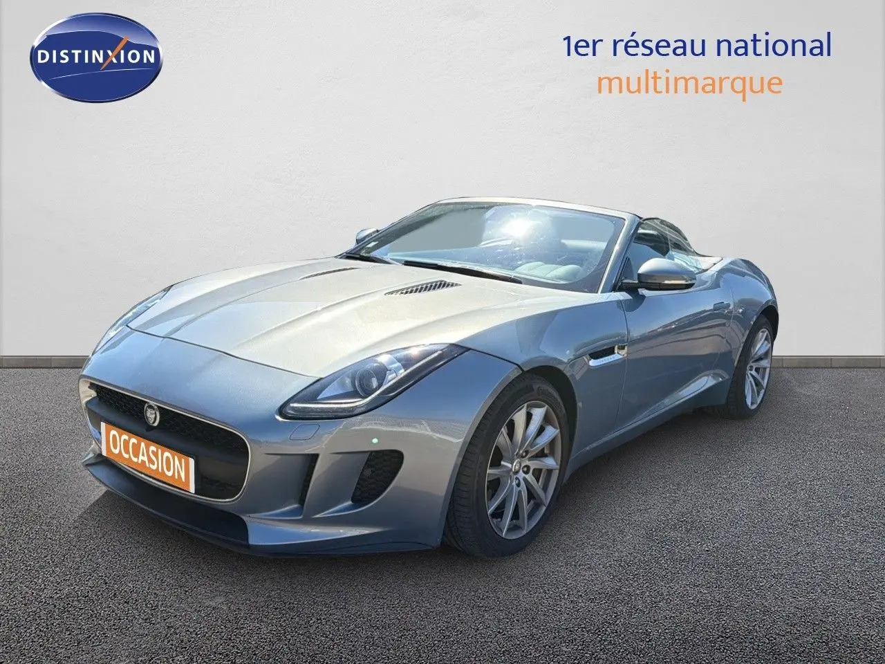 Jaguar F-TYPE gris vue 3/4 avant droit, cabriolet sportif avec jantes alliage et phares LED marqués.