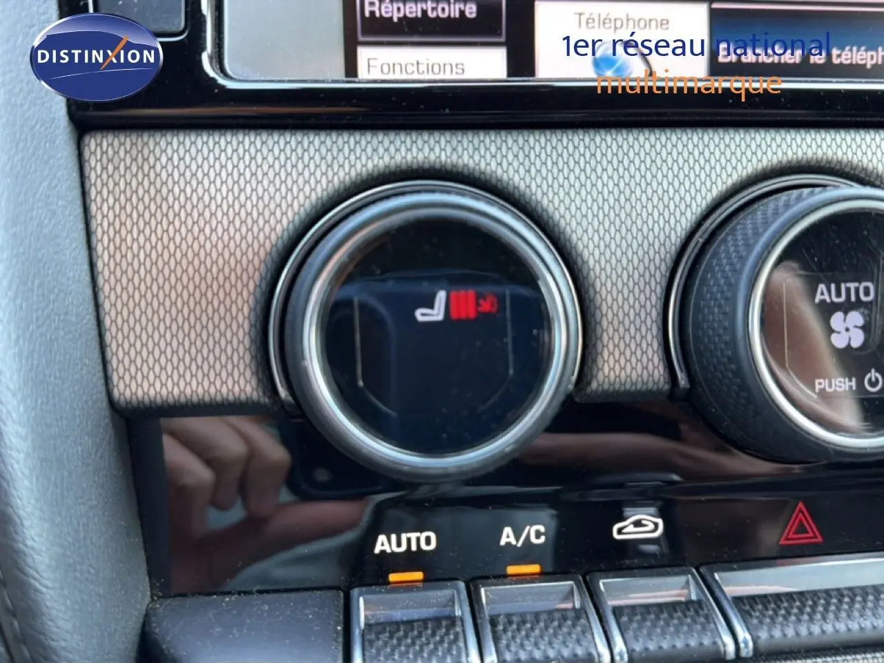 Gros plan sur la commande de chauffage de siège et climatisation dans l'habitacle de la Jaguar F-TYPE gris 2013.