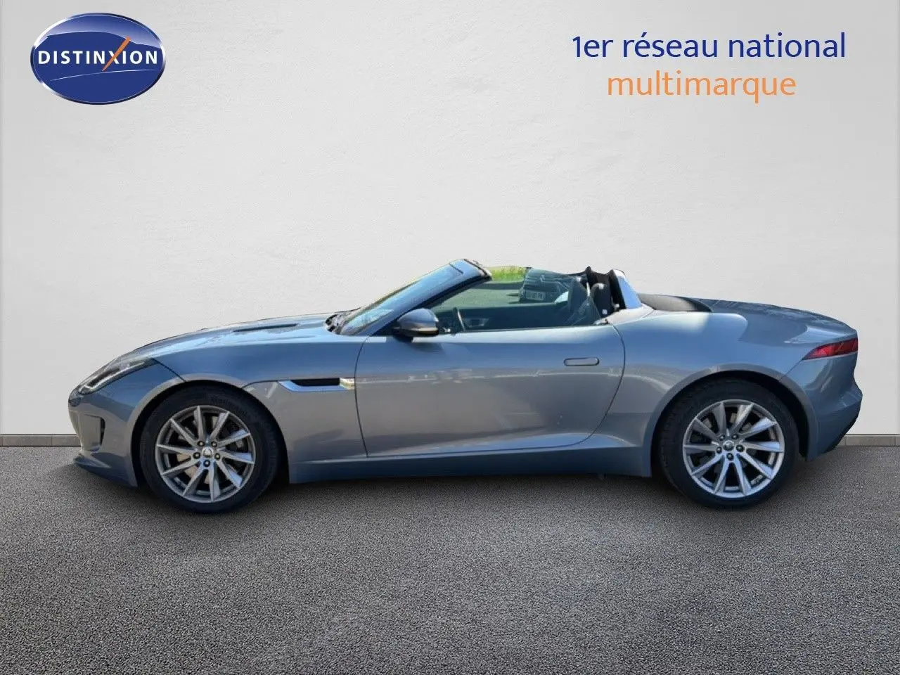Jaguar F-TYPE gris vue de profil côté gauche, cabriolet avec jantes alliage et lignes fluides.