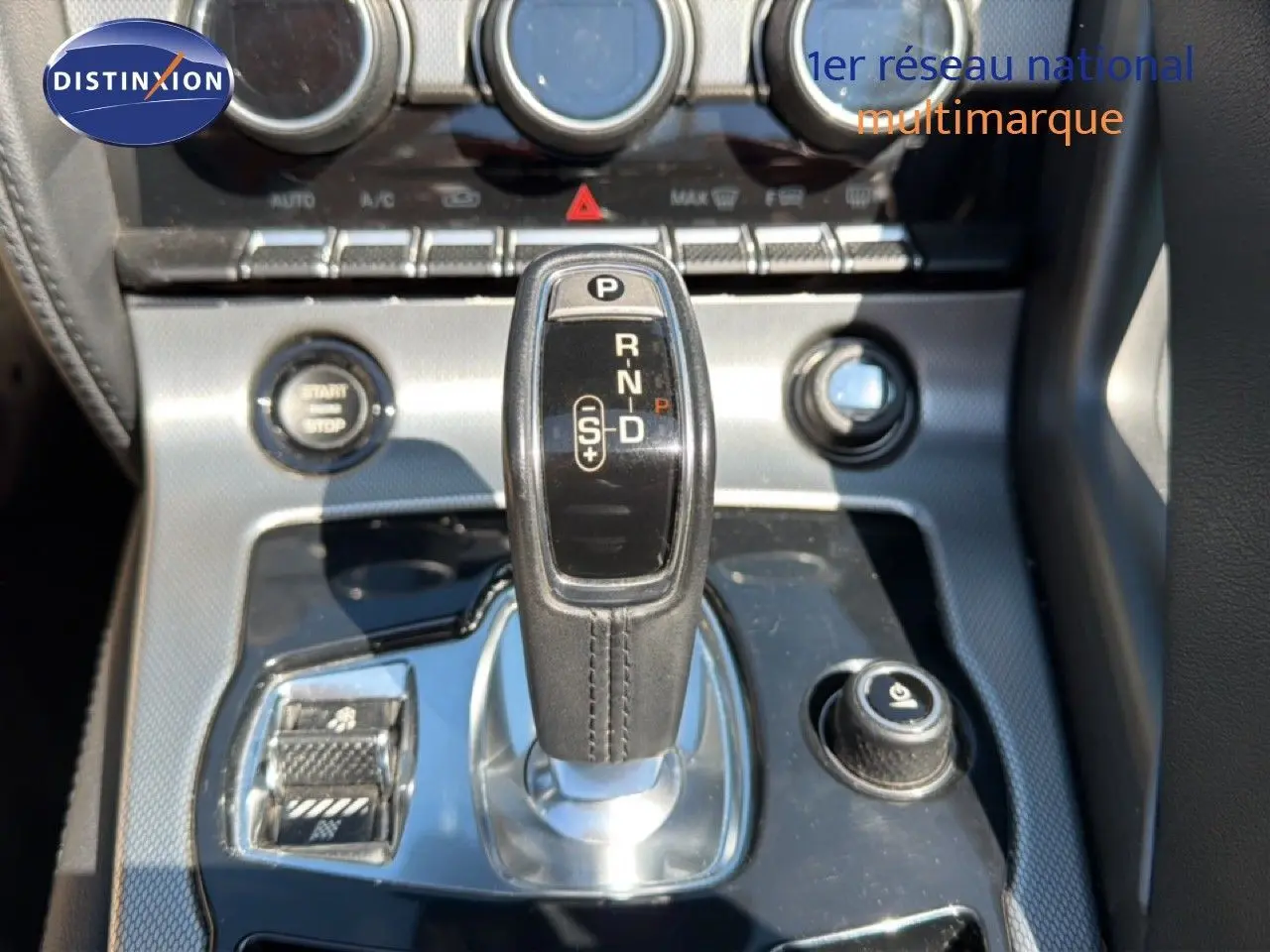 Le levier de vitesses automatique noir et argenté de la Jaguar F-TYPE 3.0 V6 gris, vue rapprochée de la console centrale.