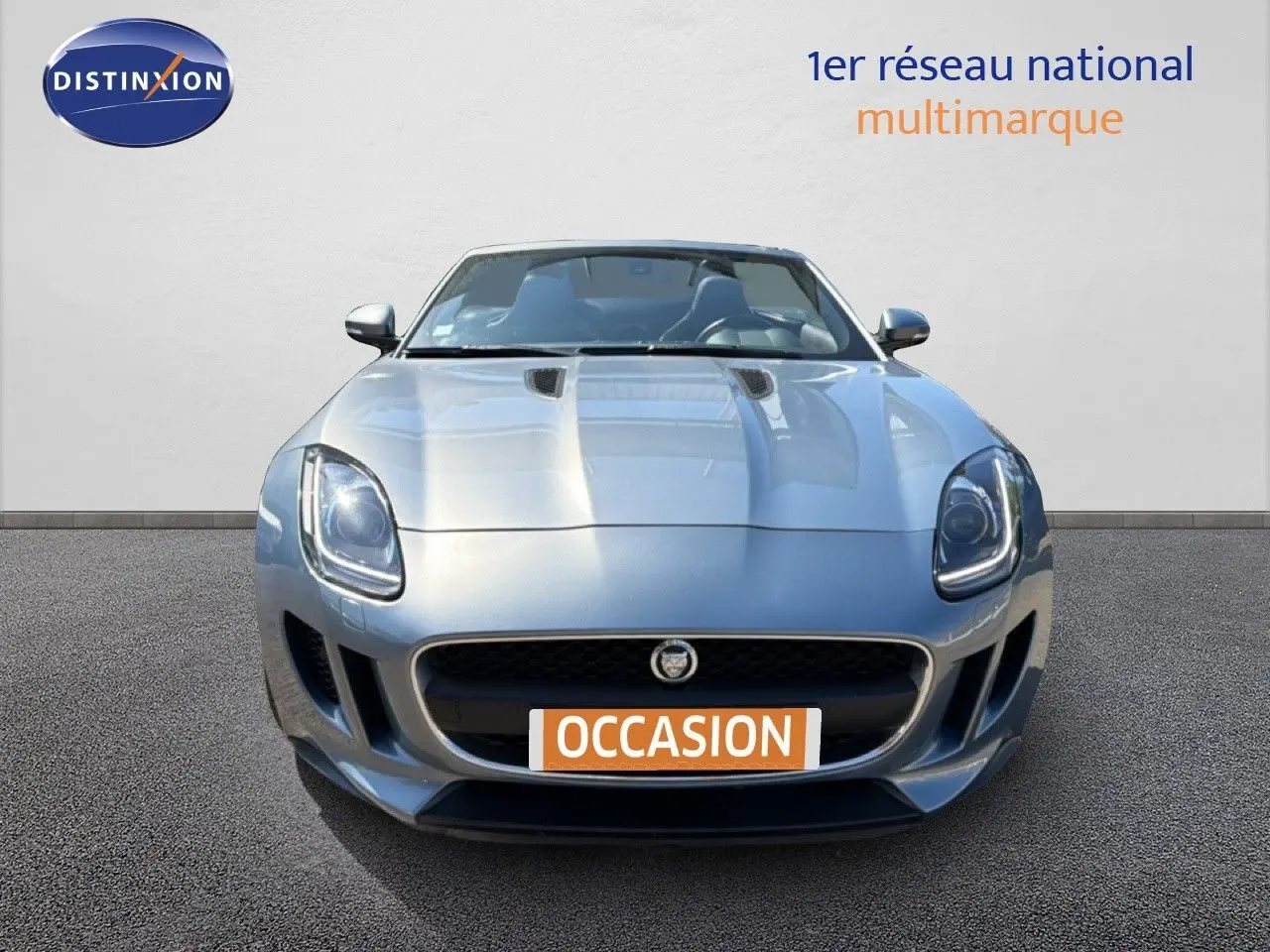 Vue avant d'une Jaguar F-TYPE gris métallisé avec phares LED et calandre noire, sur fond neutre.