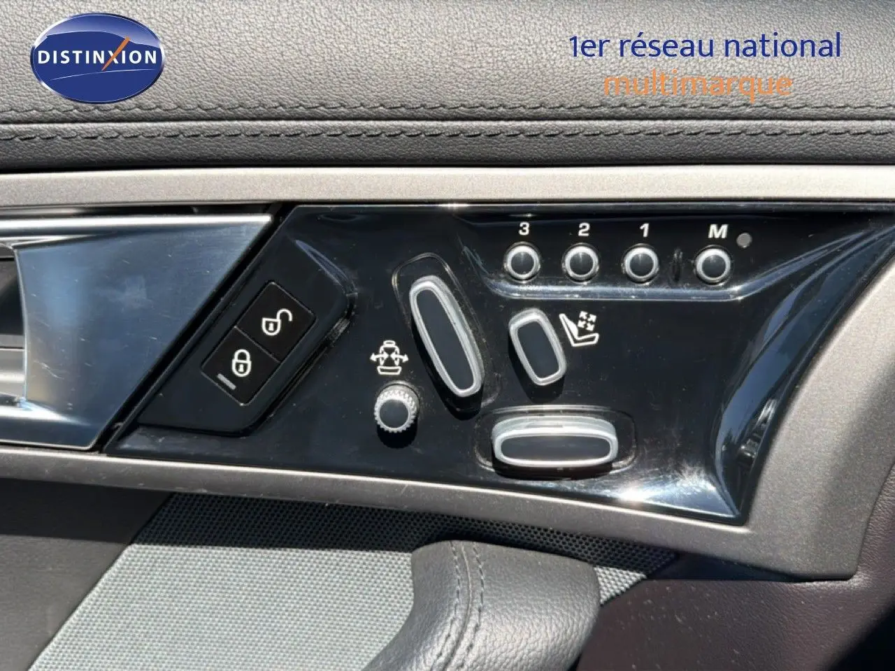 Détail des commandes de réglage des sièges électriques et verrouillage sur la porte côté conducteur d'une Jaguar F-TYPE gris.