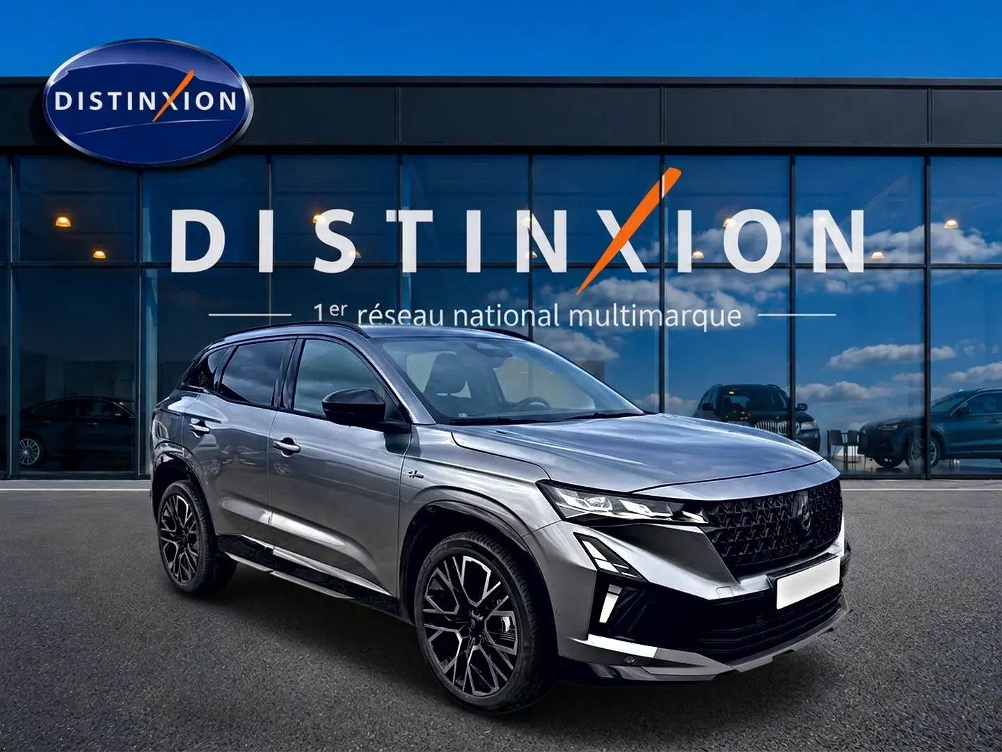 Renault Austral gris schiste en 3/4 avant droit, avec jantes alu noires et calandre noire distinctive esprit Alpine.