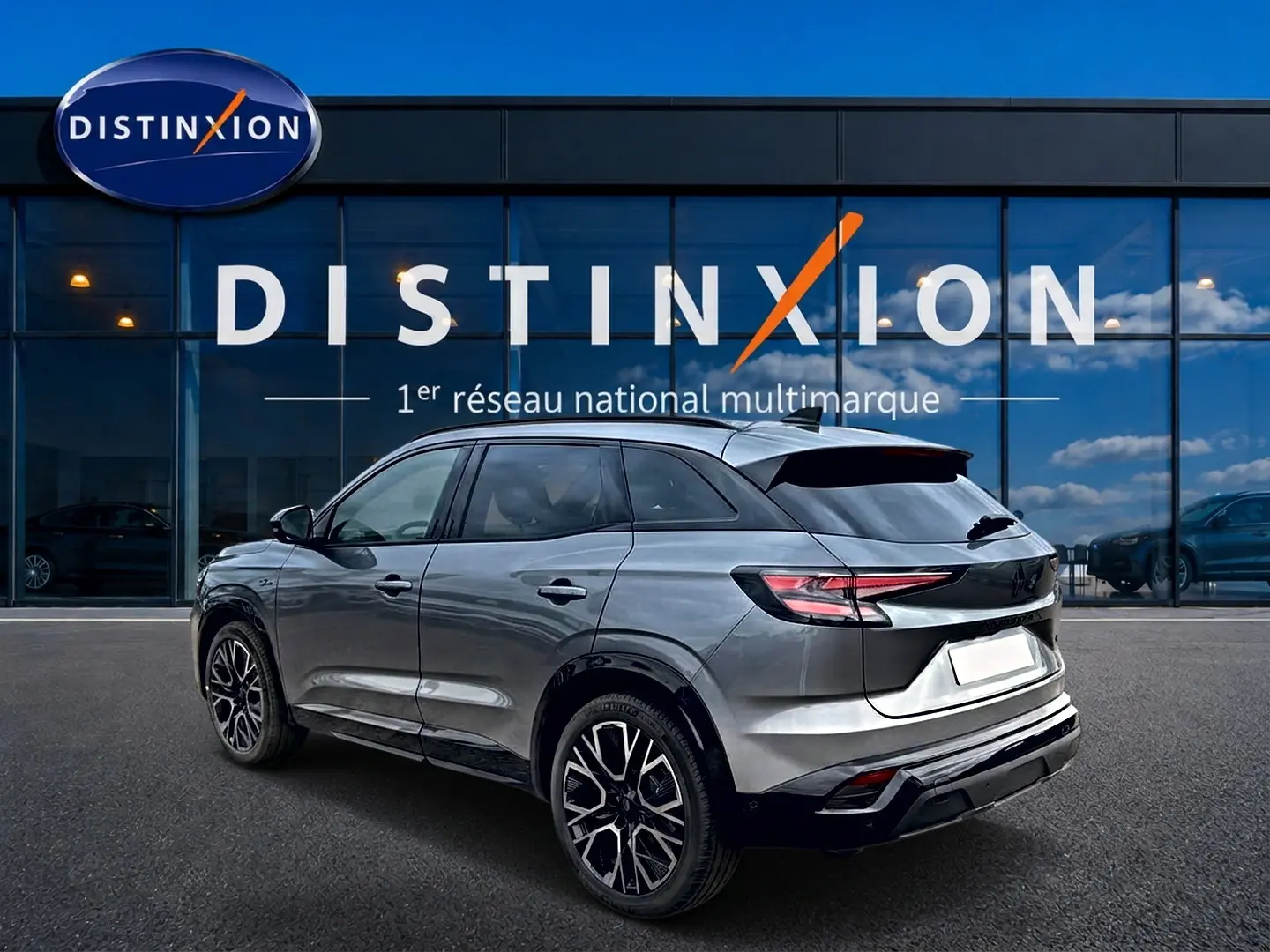Renault Austral gris schiste en 3/4 arrière droit, avec jantes alu noires et toit noir brillant.
