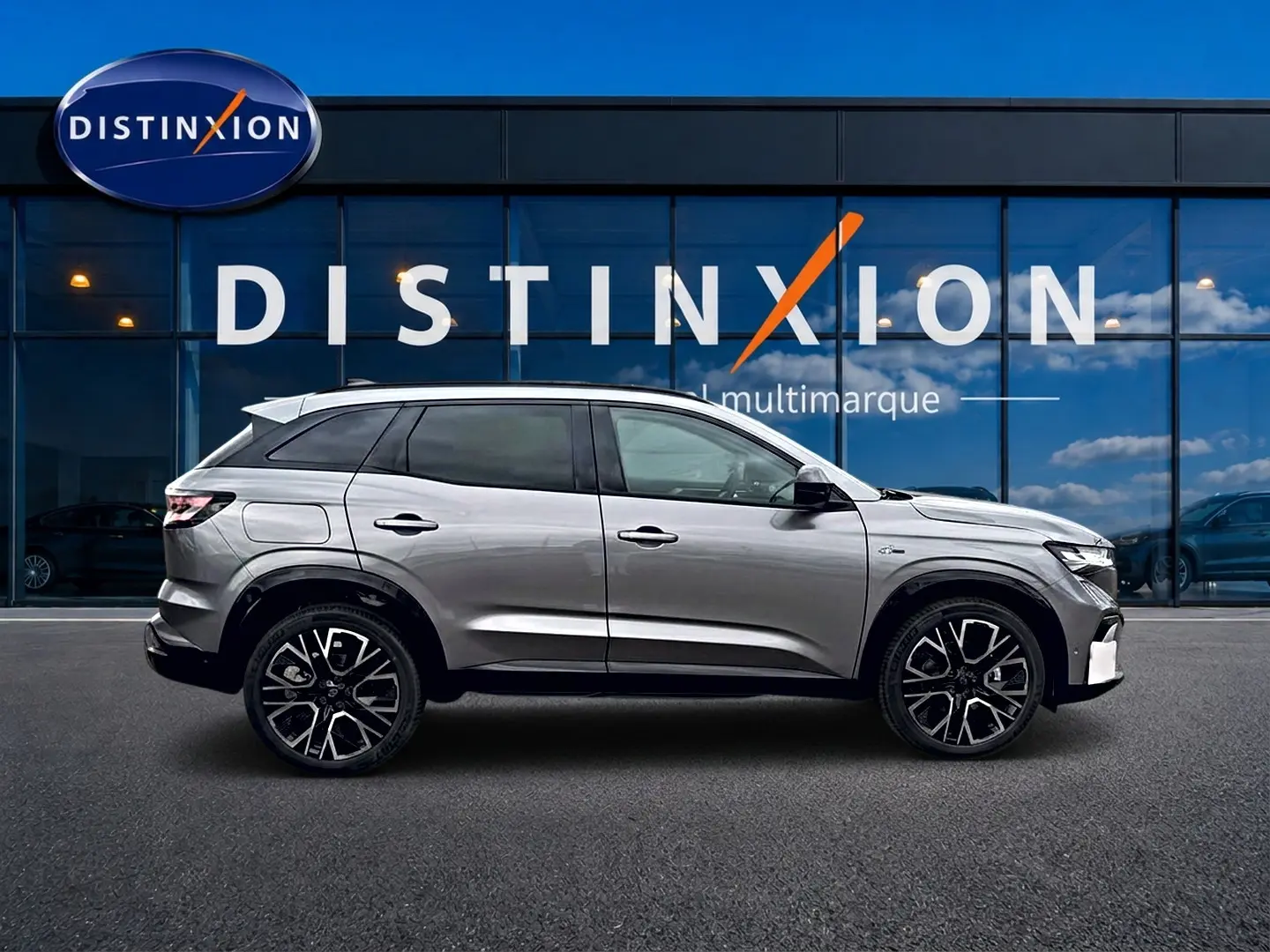 Renault Austral gris schiste en profil droit, avec jantes alliage noires et vitres arrière surteintées.