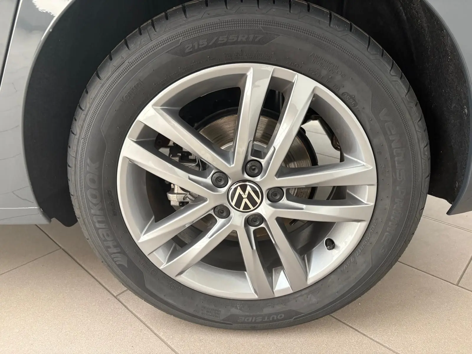 Gros plan sur la jante alliage 17 pouces gris clair du Volkswagen Touran 2025 finition VW Edition.