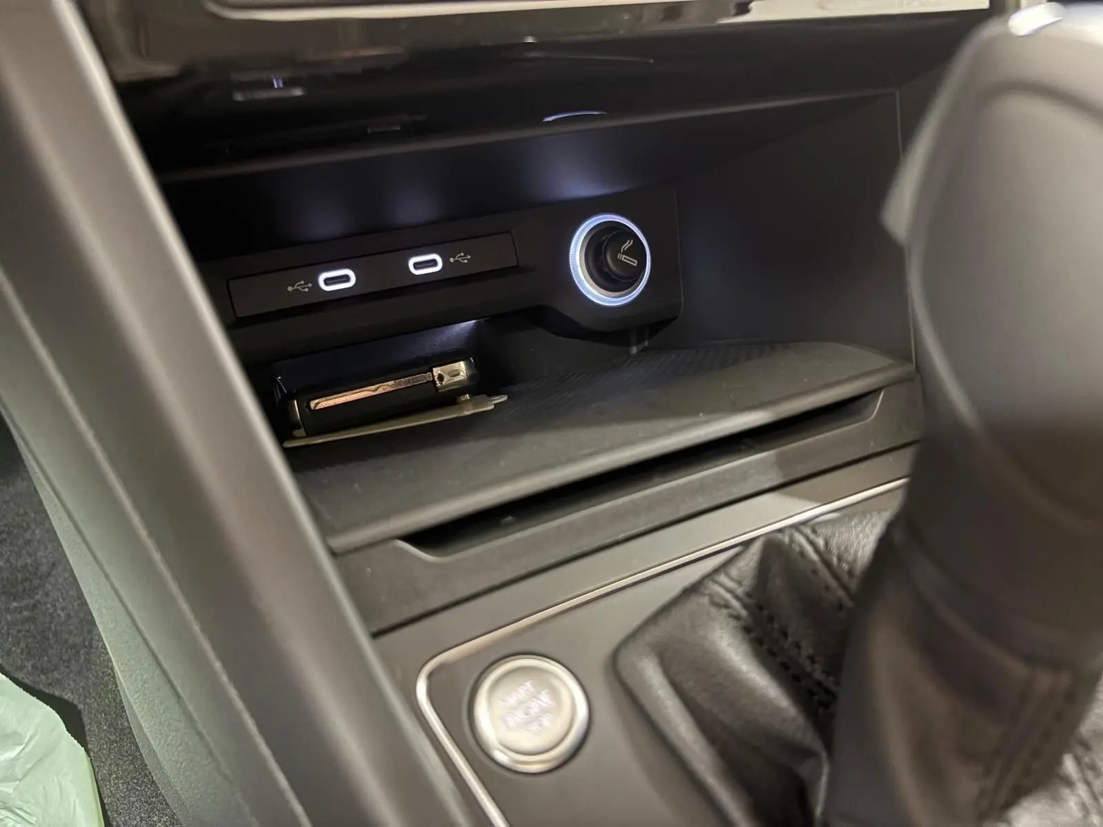 Gros plan sur la console centrale du Volkswagen Touran 2025, montrant les ports USB-C et le bouton start/stop.
