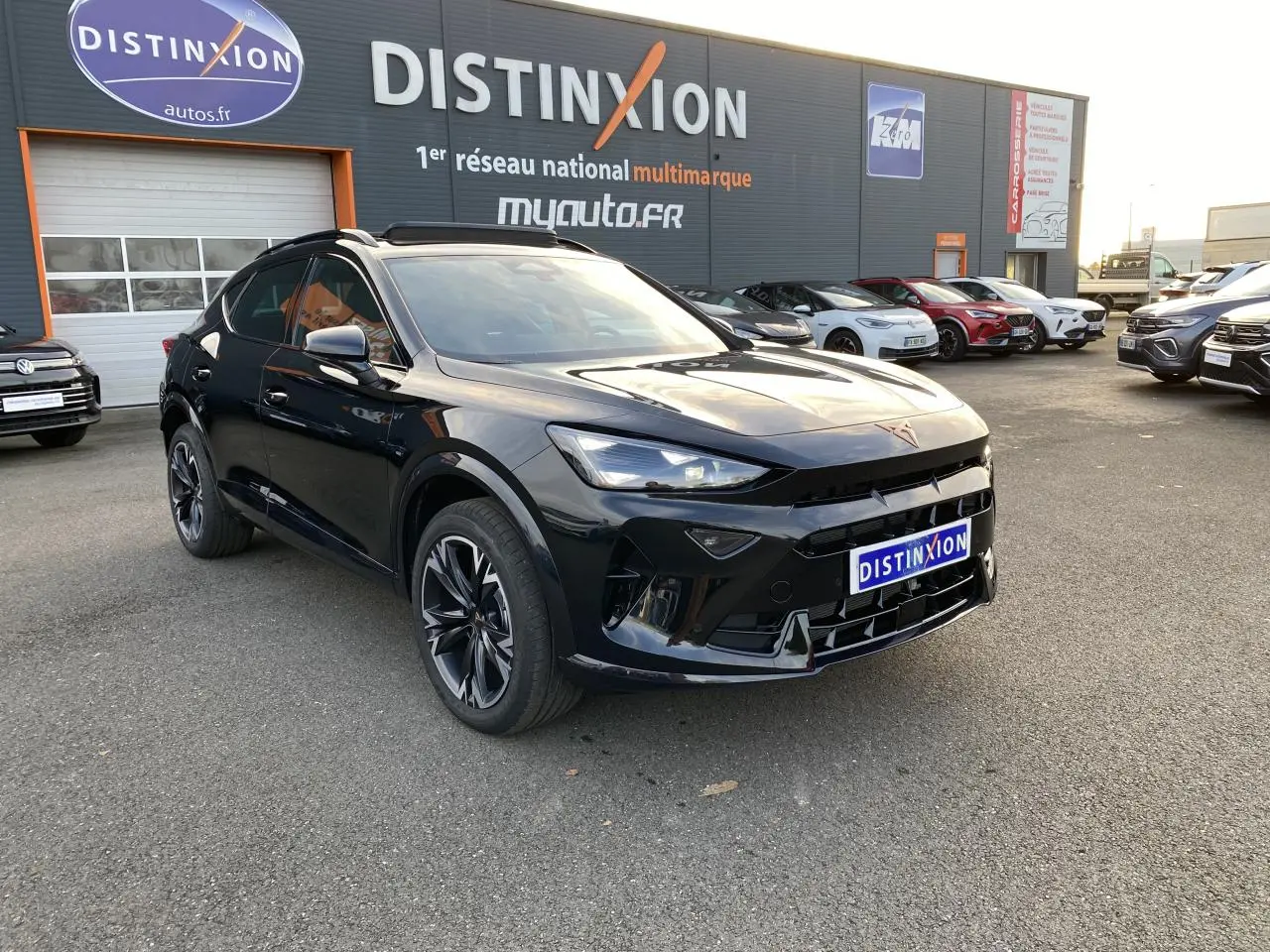 Vue 3/4 avant droite d'un SUV CUPRA Formentor noir Midnight avec jantes 18 pouces et calandre sportive.