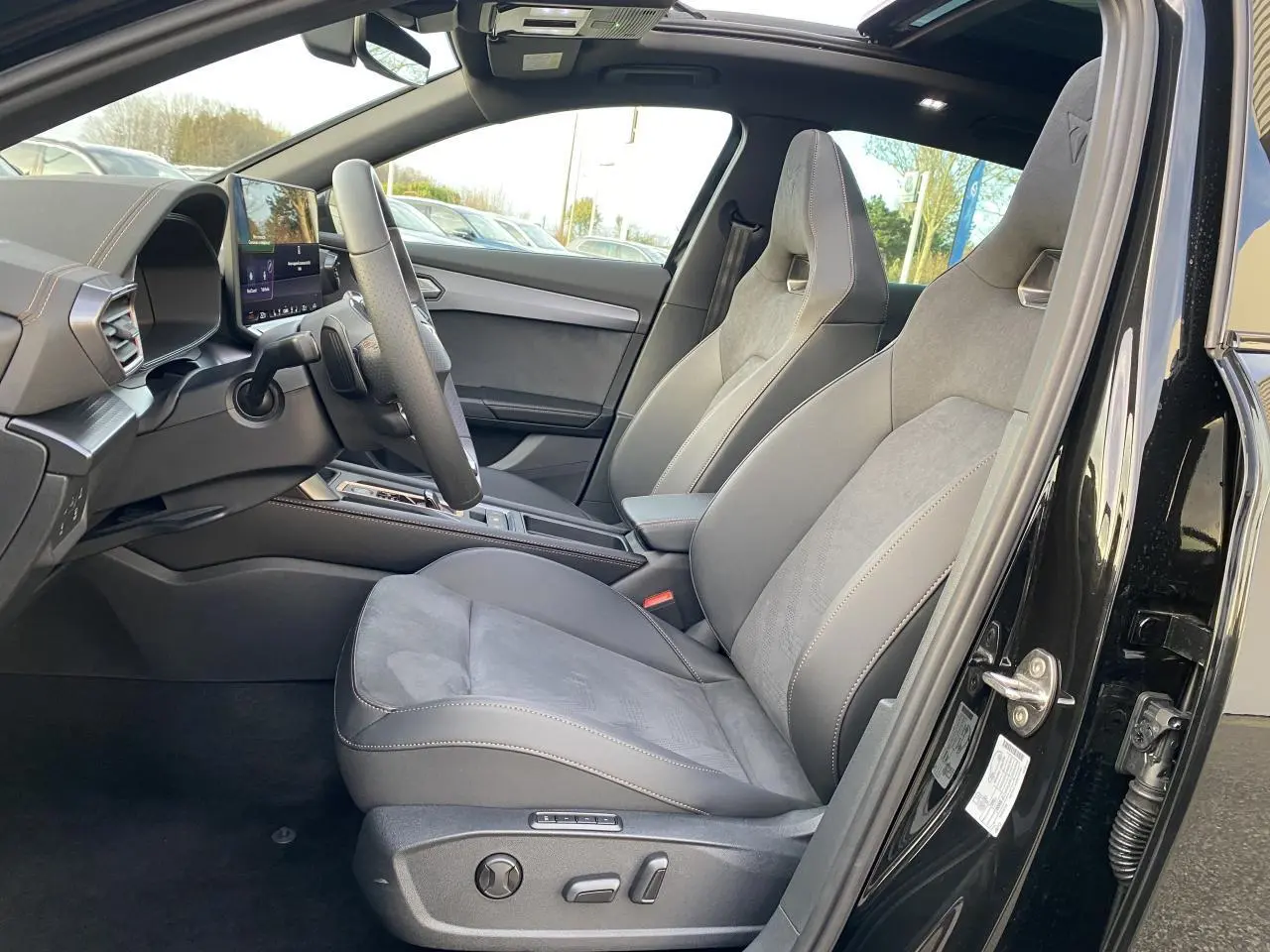 Intérieur côté conducteur du CUPRA Formentor noir, sièges baquets suédine avec surpiqûres cuivrées et volant cuir chauffant.