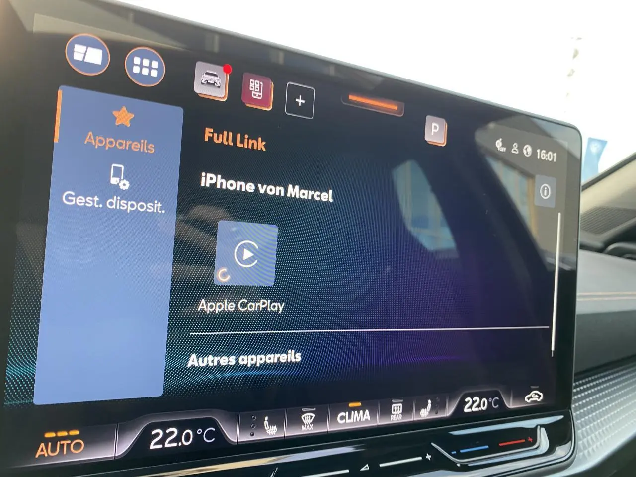 Écran tactile central du CUPRA Formentor 2025 affichant la connexion Apple CarPlay, avec commandes climatisation à 22°C.