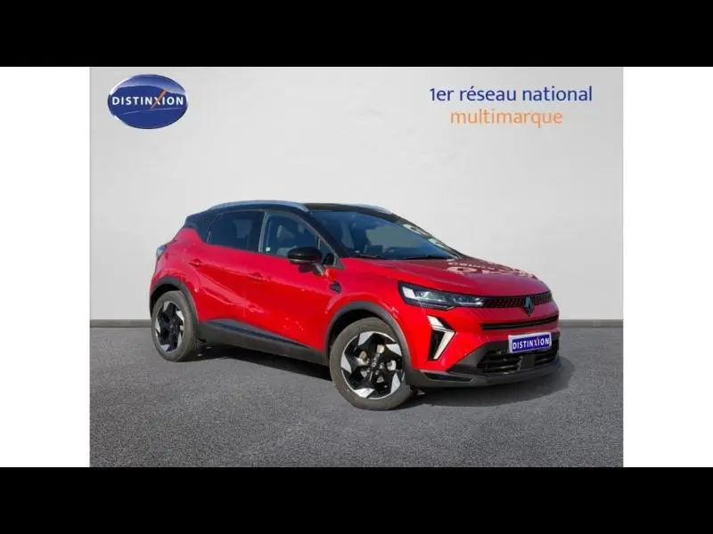 Renault Captur 2025 rouge flamme en 3/4 avant droit, avec toit noir et jantes distinctives noires et argentées.