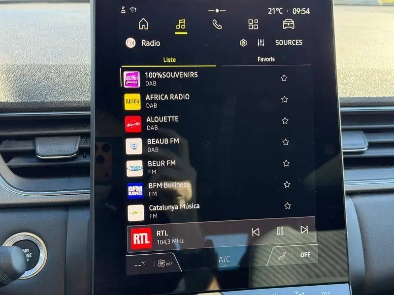 Écran tactile central du Renault Captur 2025 affichant la liste des radios, intérieur sobre en noir.