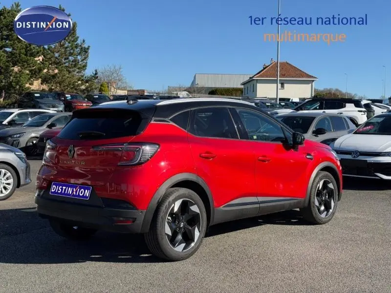 Renault Captur 1.0 Eco-G 100ch Techno rouge flamme en 3/4 arrière droit, avec toit noir et jantes noires distinctives.