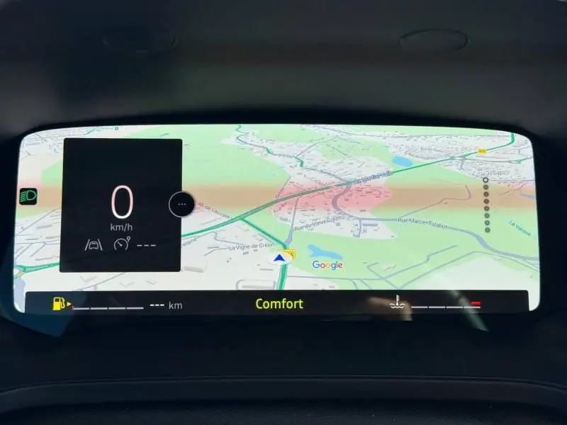 Tableau de bord numérique du Renault Captur 2025 affichant la navigation GPS et mode Confort, vue intérieure frontale.