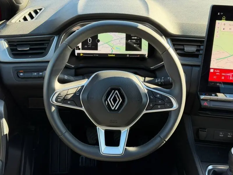 Vue rapprochée du volant multifonction et du tableau de bord numérique du Renault Captur 2025, intérieur noir.