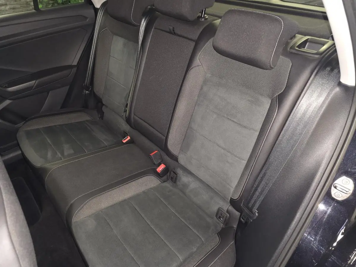 Vue intérieure côté droit sur la banquette arrière en sellerie noire Artvelours du Volkswagen T-Roc 2022.