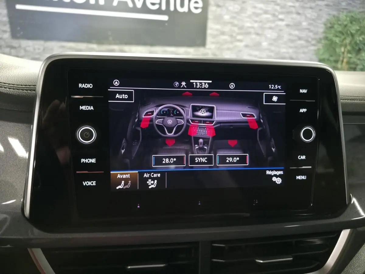 Écran tactile central du Volkswagen T-Roc noir 2022 affichant le réglage de la climatisation bi-zone.
