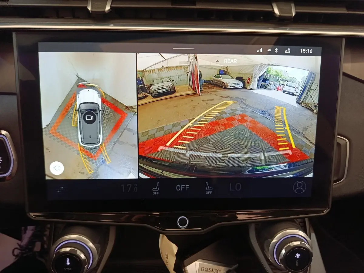 Écran tactile intérieur montrant la caméra 360° et vue arrière du stationnement du SUV noir Link & Co 01 hybride.