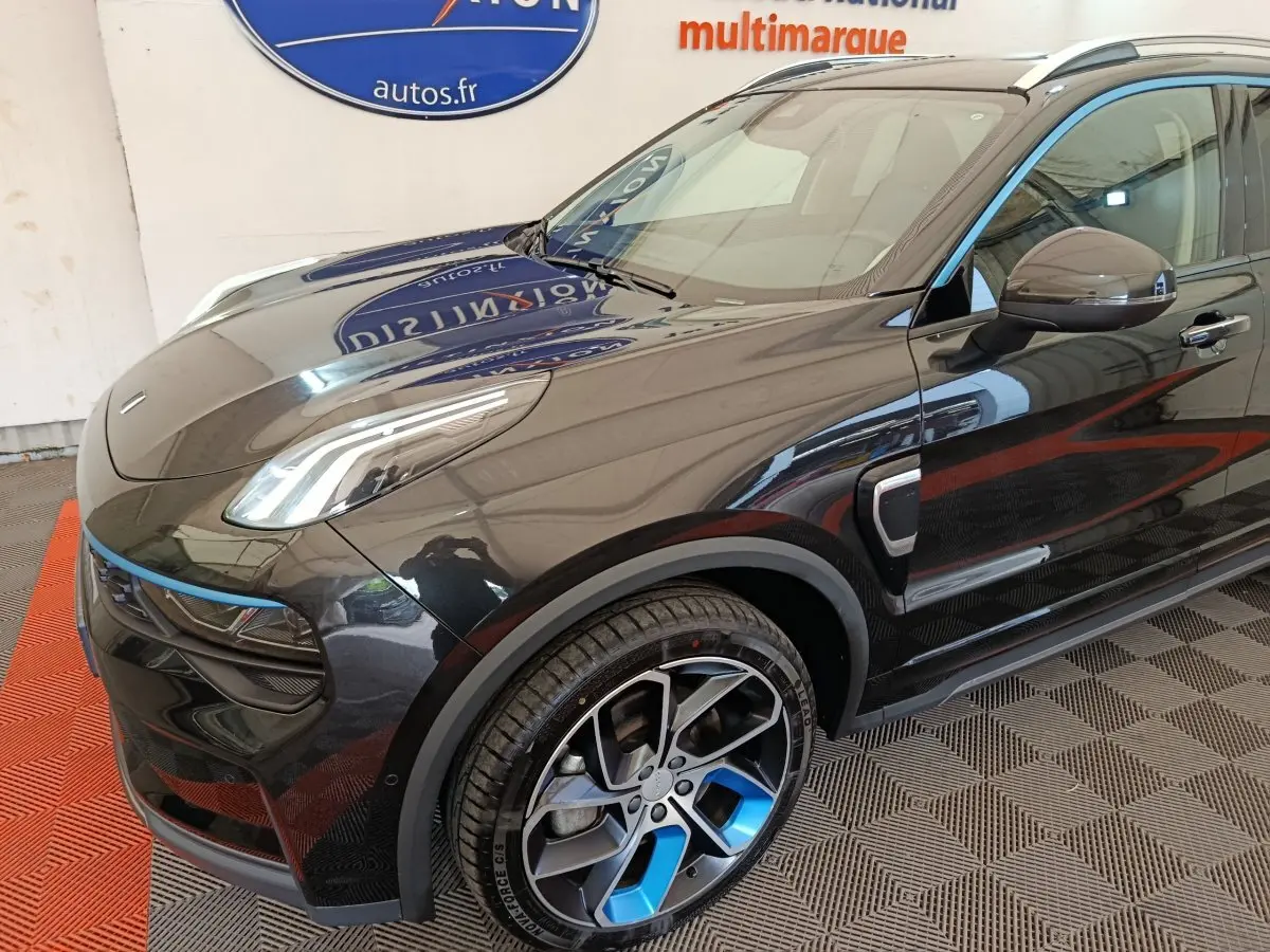 Vue 3/4 avant gauche du SUV Link & Co 01 noir avec jantes sport bicolores et détails bleus distinctifs.
