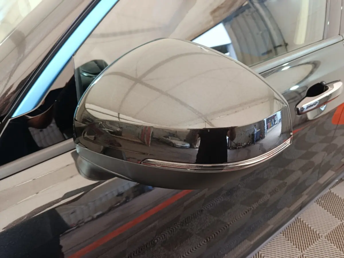 Gros plan sur le rétroviseur côté gauche noir brillant du LINK & CO 01 hybride rechargeable 2023.