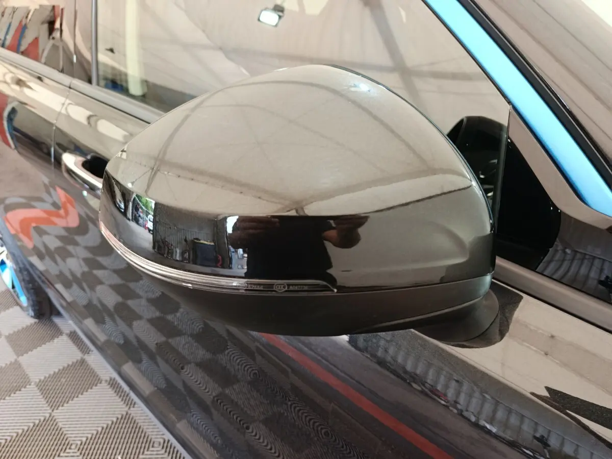 Rétroviseur côté gauche noir brillant du SUV Link & Co 01 hybride rechargeable, vue rapprochée sur la portière.