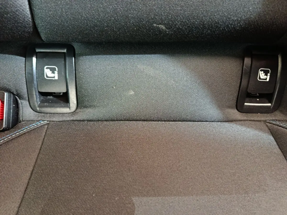Détail de la banquette arrière noire du LINK & CO 01 avec attaches Isofix visibles de face.